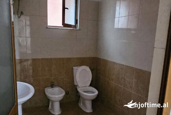 Shtepi me qera Shtepi Private ne Tirane, 2+1, Mobilimi E mobiluar, Pagesa 55,000  Leke.