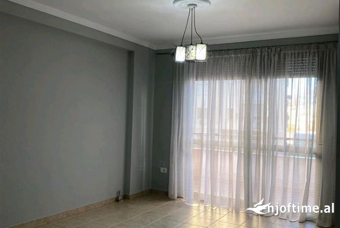 Shtepi me qera Apartament ne Tirane, 2+1, Mobilimi Pjeserisht e mobiluar, Pagesa 600  Euro.
