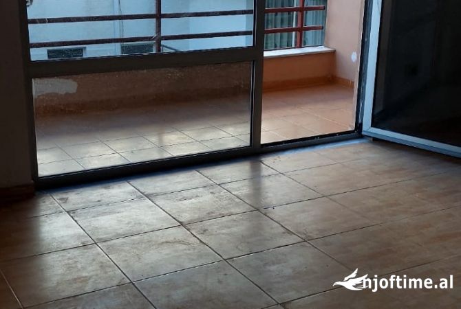 Shtepi ne shitje Apartament ne Tirane, 2+1, Mobilimi Bosh, pa mobiluar, Pagesa 170,000  Euro.
