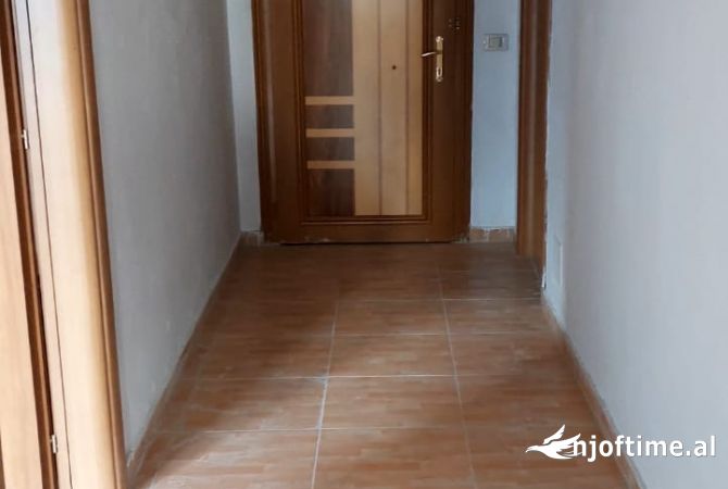 Shtepi ne shitje Apartament ne Tirane, 3+1, Mobilimi Bosh, pa mobiluar, Pagesa 193,000  Euro.