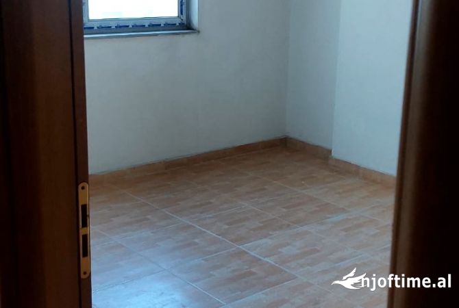 Shtepi ne shitje Apartament ne Tirane, 3+1, Mobilimi Bosh, pa mobiluar, Pagesa 193,000  Euro.