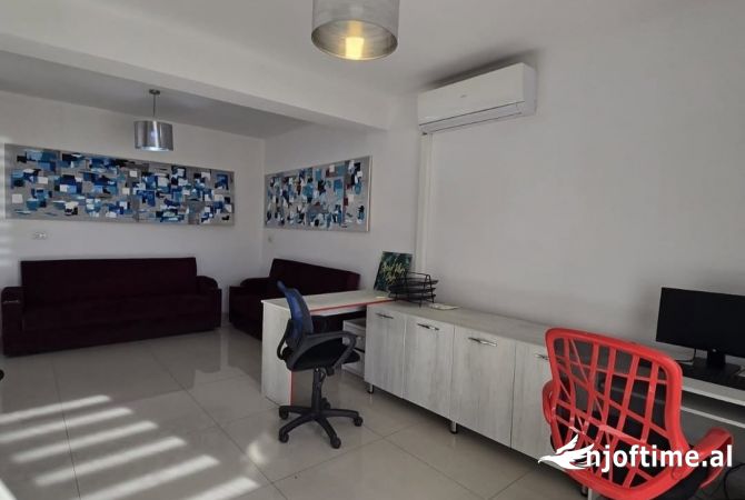 Jepet ambjent per zyra tek Myslym Shyri