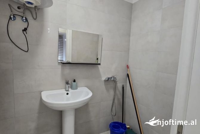 Jepet ambjent per zyra tek Myslym Shyri