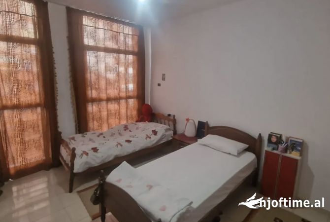 Shtepi ne shitje Apartament ne Tirane, 2+1, Mobilimi E mobiluar, Pagesa 125,000  Euro.