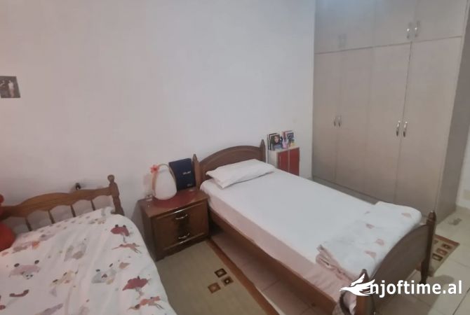 Shtepi ne shitje Apartament ne Tirane, 2+1, Mobilimi E mobiluar, Pagesa 125,000  Euro.