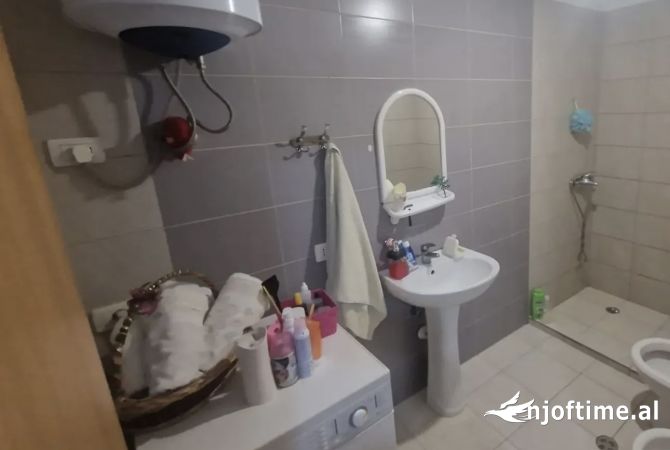 Shtepi ne shitje Apartament ne Tirane, 2+1, Mobilimi E mobiluar, Pagesa 125,000  Euro.