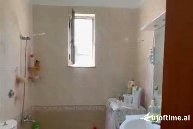 Shtepi me qera Apartament ne Tirane, 2+1, Mobilimi E mobiluar, Pagesa 800  Euro.