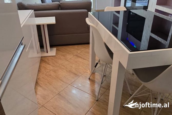 Shtepi ne shitje Apartament ne Tirane, 1+1, Mobilimi E mobiluar, Pagesa 135,000  Euro.