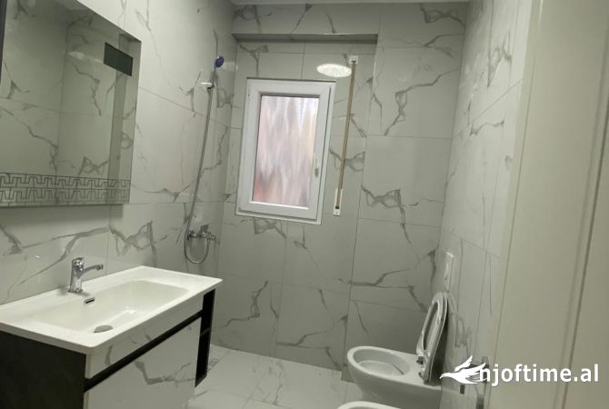 Shtepi me qera Apartament ne Tirane, 2+1, Mobilimi Pjeserisht e mobiluar, Pagesa 500  Euro.