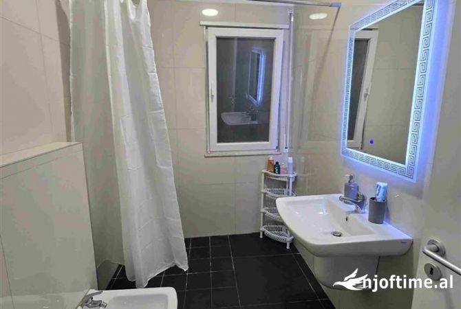 Shtepi me qera Apartament ne Tirane, 2+1, Mobilimi E mobiluar, Pagesa 650  Euro.