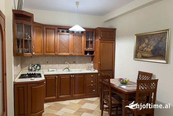 Shtepi me qera Apartament ne Tirane, 2+1, Mobilimi E mobiluar, Pagesa 60,000  Leke.