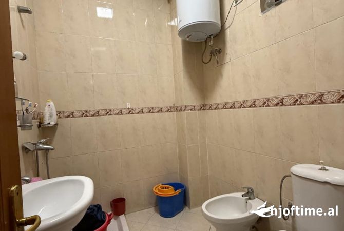 Shtepi ne shitje Apartament ne Tirane, 2+1, Mobilimi E mobiluar, Pagesa 165,000  Euro.
