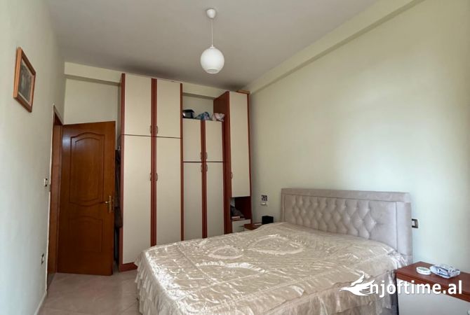 Shtepi ne shitje Apartament ne Tirane, 2+1, Mobilimi E mobiluar, Pagesa 165,000  Euro.