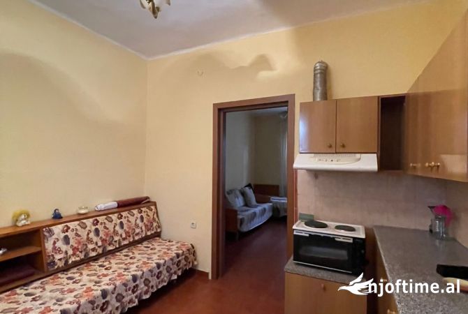 Shtepi me qera Apartament ne Tirane, 2+1, Mobilimi E mobiluar, Pagesa 400  Euro.
