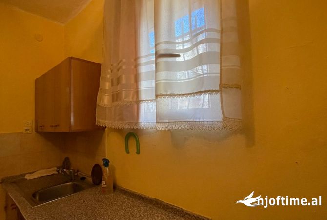 Shtepi me qera Apartament ne Tirane, 2+1, Mobilimi E mobiluar, Pagesa 400  Euro.