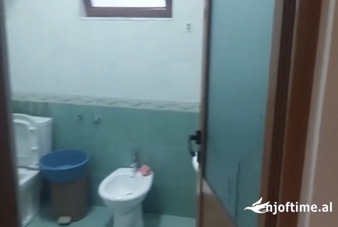 Shtepi me qera Shtepi Private ne Tirane, 4+1, Mobilimi E mobiluar, Pagesa 55,000  Leke.