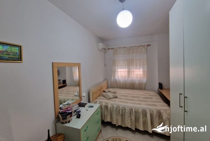 Shtepi ne shitje Apartament ne Tirane, 2+1, Mobilimi E mobiluar, Pagesa 145,000  Euro.