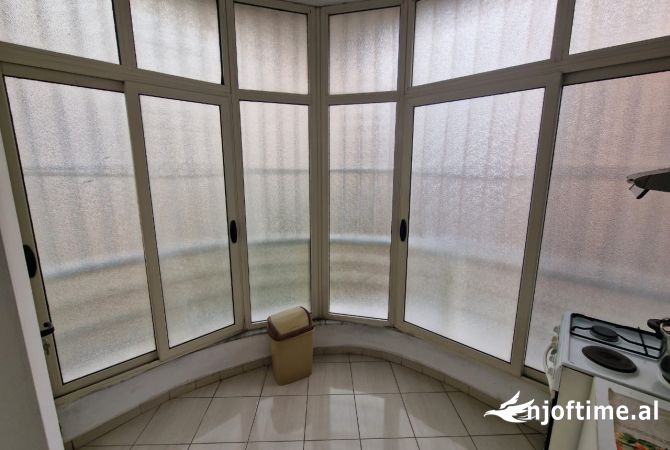 Shtepi ne shitje Apartament ne Tirane, 2+1, Mobilimi E mobiluar, Pagesa 145,000  Euro.