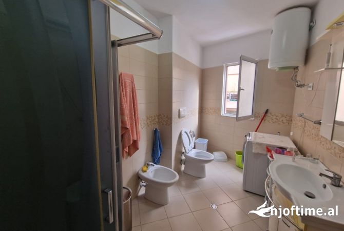 Shtepi me qera Apartament ne Tirane, 2+1, Mobilimi E mobiluar, Pagesa 60,000  Leke.