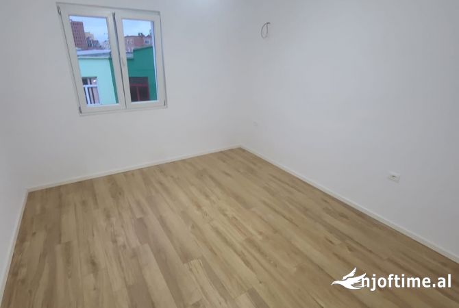 Shitet apartament 1+1 tek shkolla 4 Deshmoret