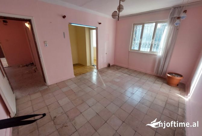 Shtepi ne shitje Apartament ne Tirane, 2+1, Mobilimi Bosh, pa mobiluar, Pagesa 120,000  Euro.