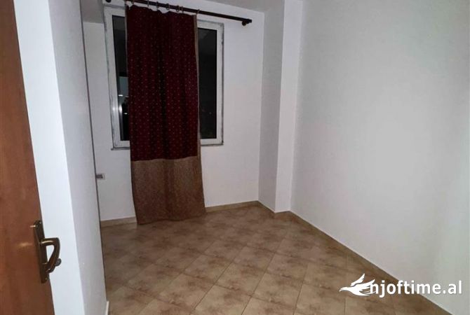 Shtepi me qera Apartament ne Tirane, 3+1, Mobilimi Bosh, pa mobiluar, Pagesa 35,000  Leke.