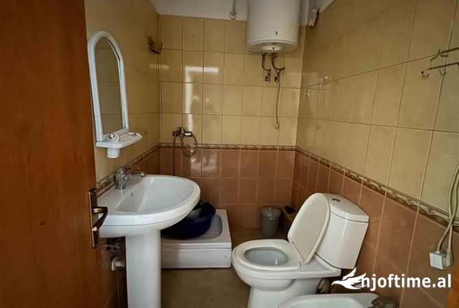 Shtepi me qera Apartament ne Tirane, 3+1, Mobilimi Bosh, pa mobiluar, Pagesa 35,000  Leke.