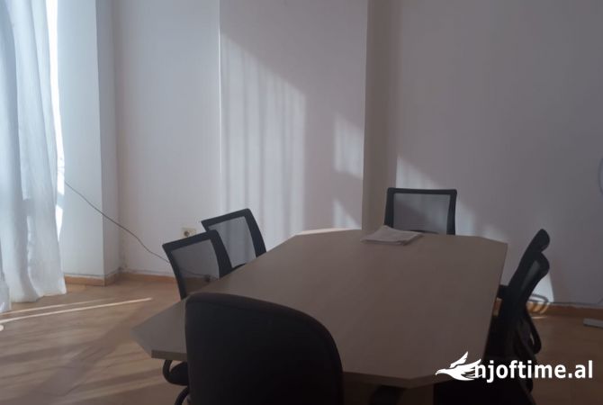 Ambient biznesi me qera 3+1 ne Tirane - 36,000 Leke