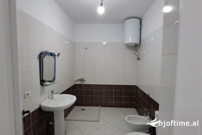 Shtepi ne shitje Apartament ne Tirane, 2+1, Mobilimi Bosh, pa mobiluar, Pagesa 140,000  Euro.