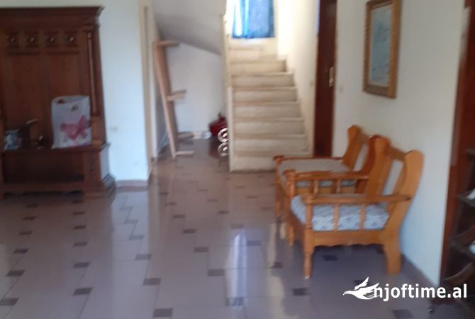 Shtepi me qera Shtepi Private ne Tirane, 3+1, Mobilimi E mobiluar, Pagesa 40,000  Leke.