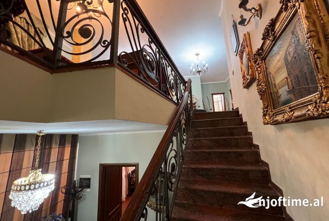 Shtepi me qera Shtepi Private ne Tirane, 3+1, Mobilimi E mobiluar, Pagesa 1,300  Euro.