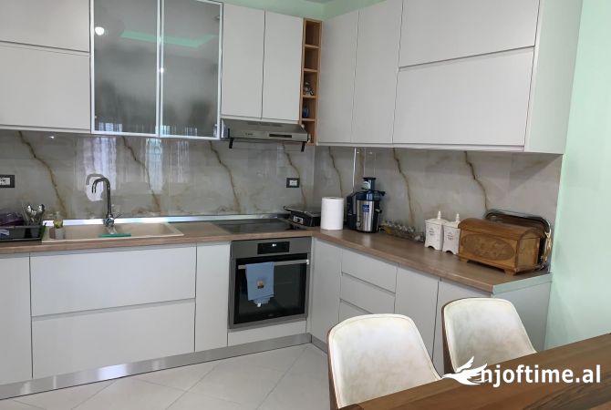 Shtepi ne shitje Apartament ne Tirane, 2+1, Mobilimi E mobiluar, Pagesa 160,000  Euro.