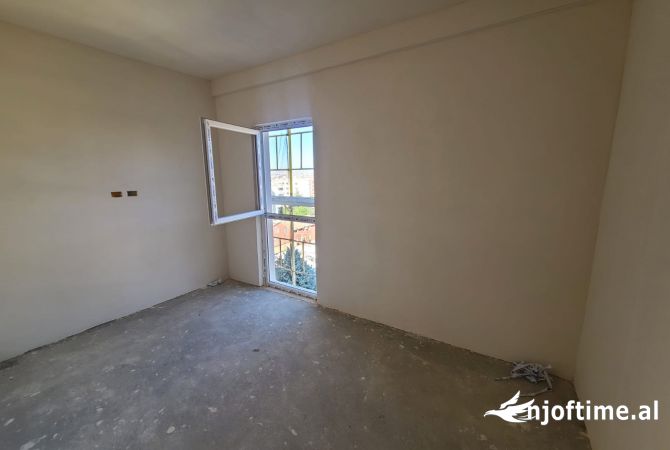Shtepi ne shitje Apartament ne Tirane, 3+1, Mobilimi Bosh, pa mobiluar, Pagesa 115,000  Euro.