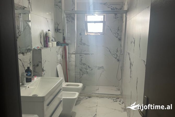 Shtepi me qera Apartament ne Tirane, 2+1, Mobilimi E mobiluar, Pagesa 45,000  Leke.