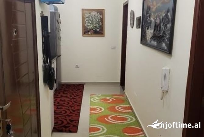 Shtepi ne shitje Apartament ne Tirane, 1+1, Mobilimi E mobiluar, Pagesa 92,000  Euro.