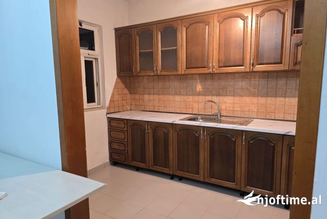 Shtepi me qera Shtepi Private ne Tirane, 2+1, Mobilimi E mobiluar, Pagesa 37,000  Leke.