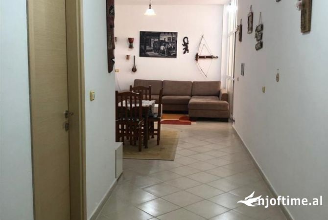 Shtepi ne shitje Apartament ne Tirane, 1+1, Mobilimi E mobiluar, Pagesa 80,000  Euro.