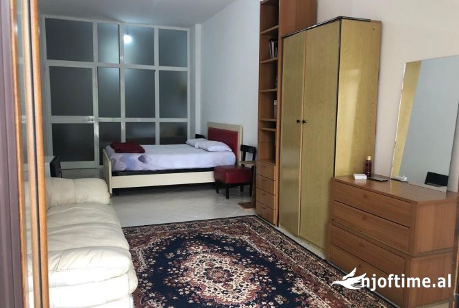 Shtepi ne shitje Apartament ne Tirane, 1+1, Mobilimi E mobiluar, Pagesa 80,000  Euro.