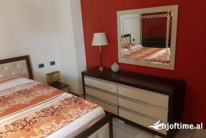 Shtepi me qera Apartament ne Tirane, 3+1, Mobilimi E mobiluar, Pagesa 900  Euro.