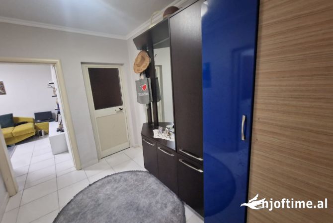 Shtepi ne shitje Apartament ne Tirane, 1+1, Mobilimi E mobiluar, Pagesa 126,000  Euro.