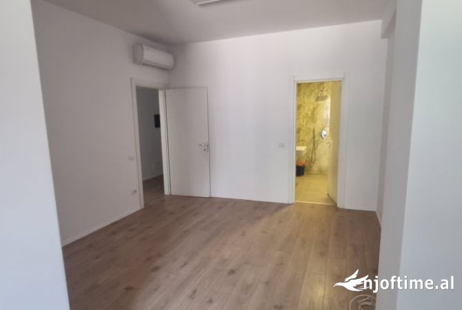 Ambient biznesi me qera 3+1 ne Tirane - 1,250 Euro