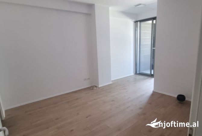 Ambient biznesi me qera 3+1 ne Tirane - 1,250 Euro