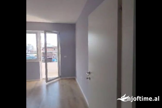 Jepet me qera apartament 2+1 pjeserisht i mobiluar tek Pazari i Ri