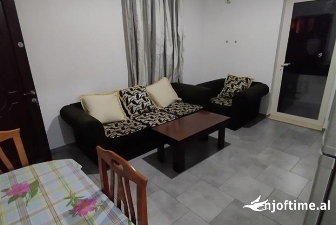 Shtepi me qera Shtepi Private ne Tirane, 2+1, Mobilimi E mobiluar, Pagesa 35,000  Leke.