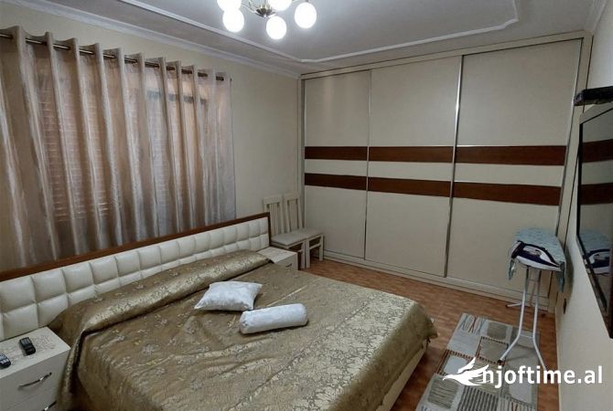 Shtepi me qera Apartament ne Tirane, 2+1, Mobilimi E mobiluar, Pagesa 450  Euro.