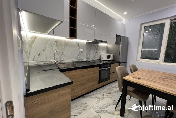 Ambient biznesi me qera 3+1 ne Tirane - 1,000 Euro