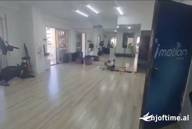 Ambient biznesi me qera 3+1 ne Tirane - 700 Euro