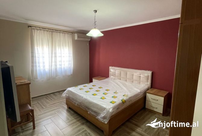 Shtepi me qera Apartament ne Tirane, 2+1, Mobilimi E mobiluar, Pagesa 500  Euro.