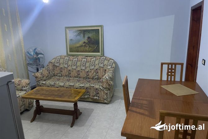 Shtepi me qera Shtepi Private ne Tirane, 1+1, Mobilimi E mobiluar, Pagesa 32,000  Leke.