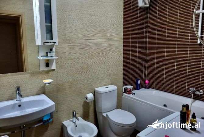Shtepi me qera Apartament ne Tirane, 2+1, Mobilimi E mobiluar, Pagesa 700  Euro.